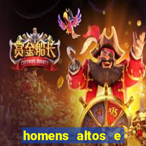 homens altos e magros pelados